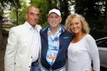Blaricum 14 juni 2015
Rene Froger heeft een surprise feestje voor zijn vrouw Natasja georganiseerd voor haar 50e verjaardag. Het feest vindt plaats in de tuin van hun huis. Bob Pels met vrouw en Frank Schmitt