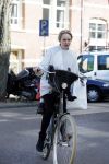 Amsterdam 14 april 2015  
Bracha v Doesburgh met dochter op de fiets