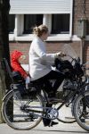 Amsterdam 14 april 2015  
Bracha v Doesburgh met dochter op de fiets