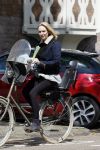 Amsterdam 19 mei 2015 
Bracha v Doesburgh zwanger (van tweeling) op de fiets in amsterdam.
