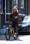 Amsterdam 21 mei 2015  
Carolien Spoor met mobiel bellend op de fiets.