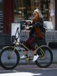 Amsterdam 21 mei 2015  
Carolien Spoor met mobiel bellend op de fiets.