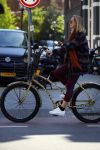 Amsterdam 21 mei 2015  
Carolien Spoor met mobiel bellend op de fiets.