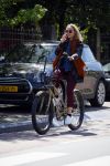 Amsterdam 21 mei 2015  
Carolien Spoor met mobiel bellend op de fiets.