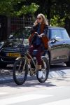 Amsterdam 21 mei 2015  
Carolien Spoor met mobiel bellend op de fiets.