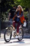 Amsterdam 21 mei 2015  
Carolien Spoor met mobiel bellend op de fiets.
