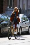 Amsterdam 21 mei 2015  
Carolien Spoor met mobiel bellend op de fiets.