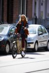 Amsterdam 21 mei 2015  
Carolien Spoor met mobiel bellend op de fiets.