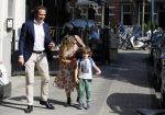 Amsterdam 11 mei 2015
Chantal janzen met haar man Marco en zoontje James op de cornelis schuytstraat.
