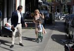 Amsterdam 11 mei 2015
Chantal janzen met haar man Marco en zoontje James op de cornelis schuytstraat.