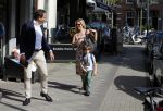 Amsterdam 11 mei 2015
Chantal janzen met haar man Marco en zoontje James op de cornelis schuytstraat.