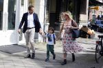 Amsterdam 11 mei 2015
Chantal janzen met haar man Marco en zoontje James op de cornelis schuytstraat.