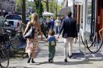 Amsterdam 11 mei 2015
Chantal janzen met haar man Marco en zoontje James op de cornelis schuytstraat.