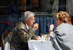 Amsterdam 20 mei 2015
Christine Kroonenberg met een kennis op terras bij George.
