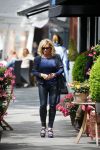 Amsterdam 28 mei 2015  
Connie Breukhoven met een vriend op de cornelis schuytstraat