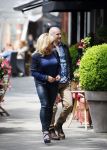 Amsterdam 28 mei 2015  
Connie Breukhoven met een vriend op de cornelis schuytstraat