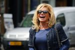 Amsterdam 28 mei 2015  
Connie Breukhoven met een vriend op de cornelis schuytstraat