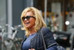 Amsterdam 28 mei 2015  
Connie Breukhoven met een vriend op de cornelis schuytstraat