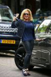 Amsterdam 28 mei 2015  
Connie Breukhoven met een vriend op de cornelis schuytstraat