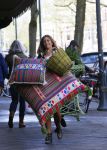 Amsterdam 6 mei 2015 
Danie Bles wandelt met kussens over de cornelis schuytstraat ivm event bij haar thuis in de tuin
