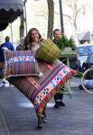 Amsterdam 6 mei 2015 
Danie Bles wandelt met kussens over de cornelis schuytstraat ivm event bij haar thuis in de tuin
