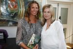 Amsterdam 8 juni 2015
Boekpresentatie Boek Danielle v t Schip Oonk in Yogacentrum Amsterdam. danielle van t Schip met uitgeefster