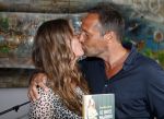 Amsterdam 8 juni 2015
Boekpresentatie Boek Danielle v t Schip Oonk in Yogacentrum Amsterdam. Danielle met Johnny van t Schip