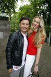 Blaricum 14 juni 2015
Rene Froger heeft een surprise feestje voor zijn vrouw Natasja georganiseerd voor haar 50e verjaardag. Het feest vindt plaats in de tuin van hun huis. Danny Froger met vriendin