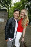 Blaricum 14 juni 2015
Rene Froger heeft een surprise feestje voor zijn vrouw Natasja georganiseerd voor haar 50e verjaardag. Het feest vindt plaats in de tuin van hun huis. Danny Froger met vriendin