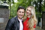 Blaricum 14 juni 2015
Rene Froger heeft een surprise feestje voor zijn vrouw Natasja georganiseerd voor haar 50e verjaardag. Het feest vindt plaats in de tuin van hun huis. Danny Froger met vriendin