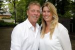 Blaricum 14 juni 2015
Rene Froger heeft een surprise feestje voor zijn vrouw Natasja georganiseerd voor haar 50e verjaardag. Het feest vindt plaats in de tuin van hun huis. Dave Heijnerman (op krukken)met vriendin