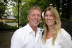Blaricum 14 juni 2015
Rene Froger heeft een surprise feestje voor zijn vrouw Natasja georganiseerd voor haar 50e verjaardag. Het feest vindt plaats in de tuin van hun huis. Dave Heijnerman (op krukken)met vriendin
