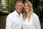 Blaricum 14 juni 2015
Rene Froger heeft een surprise feestje voor zijn vrouw Natasja georganiseerd voor haar 50e verjaardag. Het feest vindt plaats in de tuin van hun huis. Dave Heijnerman (op krukken)met vriendin