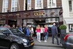 Amsterdam 18 mei 2015 
Vooral vrouwelijke fans staan voor de deur bij Dave Roelvink ( boven oger) en schreeuwen zijn naam.
