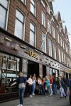 Amsterdam 18 mei 2015 
Vooral vrouwelijke fans staan voor de deur bij Dave Roelvink ( boven oger) en schreeuwen zijn naam.