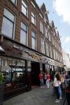 Amsterdam 18 mei 2015 
Vooral vrouwelijke fans staan voor de deur bij Dave Roelvink ( boven oger) en schreeuwen zijn naam.