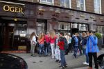 Amsterdam 18 mei 2015 
Vooral vrouwelijke fans staan voor de deur bij Dave Roelvink ( boven oger) en schreeuwen zijn naam.