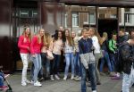 Amsterdam 18 mei 2015 
Vooral vrouwelijke fans staan voor de deur bij Dave Roelvink ( boven oger) en schreeuwen zijn naam.