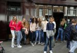 Amsterdam 18 mei 2015 
Vooral vrouwelijke fans staan voor de deur bij Dave Roelvink ( boven oger) en schreeuwen zijn naam.
