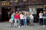 Amsterdam 18 mei 2015 
Vooral vrouwelijke fans staan voor de deur bij Dave Roelvink ( boven oger) en schreeuwen zijn naam.