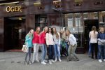 Amsterdam 18 mei 2015 
Vooral vrouwelijke fans staan voor de deur bij Dave Roelvink ( boven oger) en schreeuwen zijn naam.