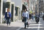 Amsterdam 8 mei 2015
Ellen ten damme met vriend en op grote abri van ziggo.