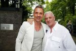 Blaricum 14 juni 2015
Rene Froger heeft een surprise feestje voor zijn vrouw Natasja georganiseerd voor haar 50e verjaardag. Het feest vindt plaats in de tuin van hun huis. Eric Kuster met beveiliger Charlie Jansen