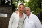 Blaricum 14 juni 2015
Rene Froger heeft een surprise feestje voor zijn vrouw Natasja georganiseerd voor haar 50e verjaardag. Het feest vindt plaats in de tuin van hun huis. Eric Kuster met beveiliger Charlie Jansen