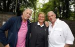 Blaricum 14 juni 2015
Rene Froger heeft een surprise feestje voor zijn vrouw Natasja georganiseerd voor haar 50e verjaardag. Het feest vindt plaats in de tuin van hun huis. Charlie Janssen Frank Schmitt met een vrouwelijke collega