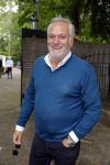 Blaricum 14 juni 2015
Rene Froger heeft een surprise feestje voor zijn vrouw Natasja georganiseerd voor haar 50e verjaardag. Het feest vindt plaats in de tuin van hun huis. Frank Wisse