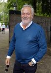 Blaricum 14 juni 2015
Rene Froger heeft een surprise feestje voor zijn vrouw Natasja georganiseerd voor haar 50e verjaardag. Het feest vindt plaats in de tuin van hun huis. Frank Wisse