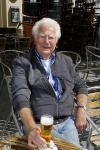 Amsterdam 26 mei 2015
Presenatie boek Bastiaan Ragas. Hij reikt het eerste boek uit aan zijn vader. Tooske Ragas en hun kinderen zijn ook aanwezig in cafe Gruter. Gerard Cox