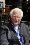 Amsterdam 26 mei 2015
Presenatie boek Bastiaan Ragas. Hij reikt het eerste boek uit aan zijn vader. Tooske Ragas en hun kinderen zijn ook aanwezig in cafe Gruter. Gerard Cox