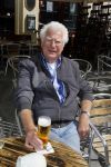 Amsterdam 26 mei 2015
Presenatie boek Bastiaan Ragas. Hij reikt het eerste boek uit aan zijn vader. Tooske Ragas en hun kinderen zijn ook aanwezig in cafe Gruter. Gerard Cox